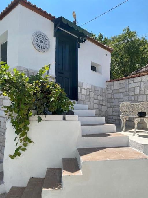 Oezel Havuzlu Kiralik Tas Villa Kuşadası Exterior photo